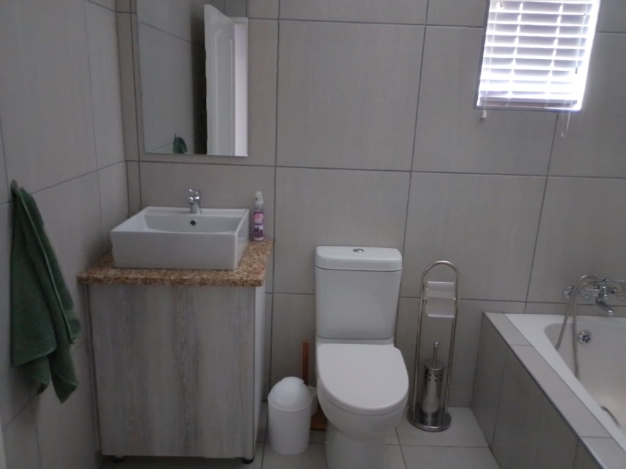 To Let 3 Bedroom Property for Rent in Azalea Park North West